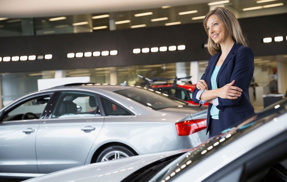 Verkauf im Autohaus und Gründung von einem Autohaus ( Symbolbild )
